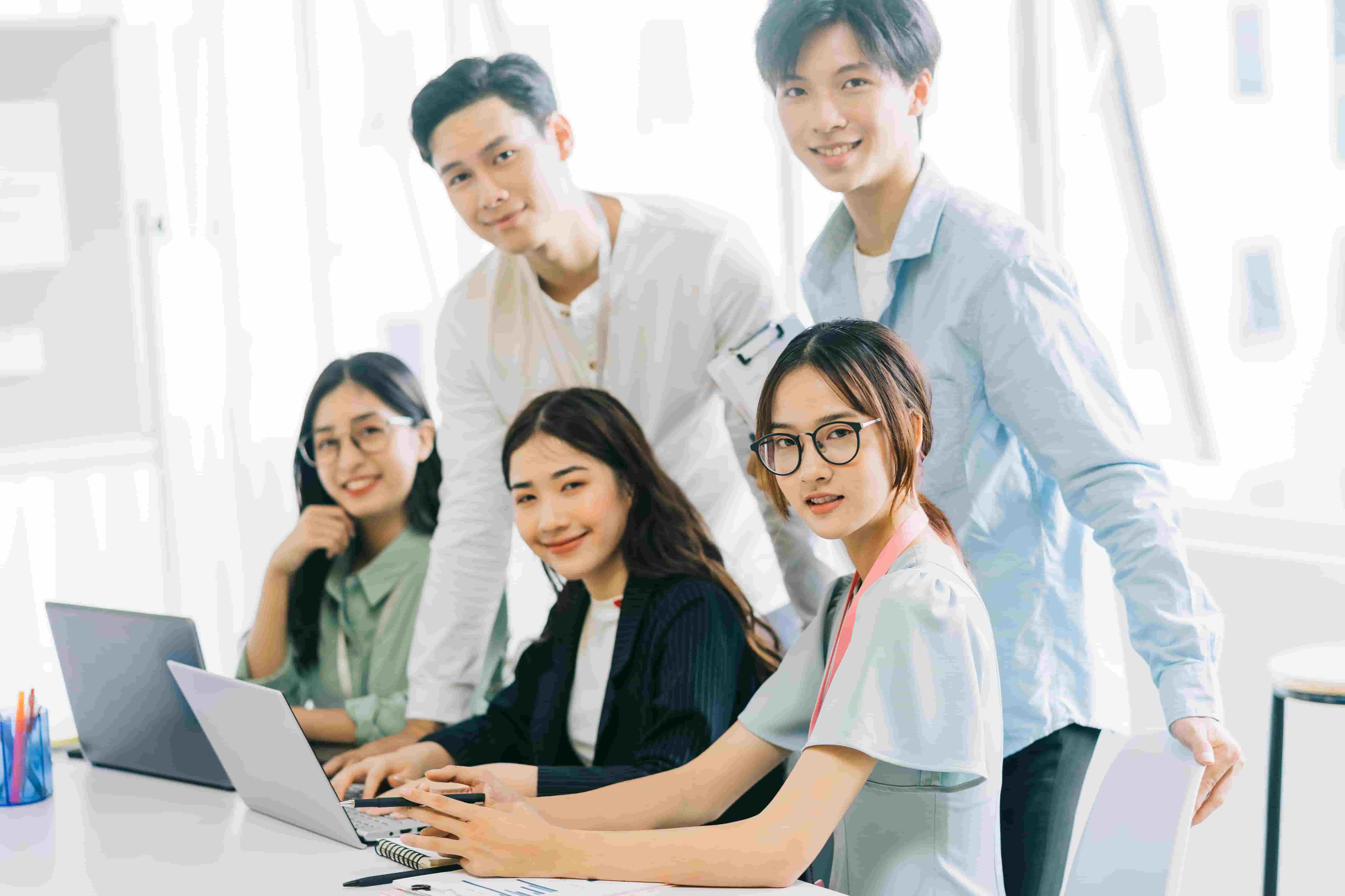 portrait-group-asian-bussiness-people-working-office (4)